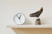 EXTRA NORMAL CLOCK fehér 13 cm átmérőjű aluminium hangtalan fali vagy asztali óra
