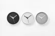 EXTRA NORMAL CLOCK fehér 13 cm átmérőjű aluminium hangtalan fali vagy asztali óra