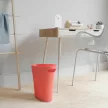 UMBRA SKINNY CAN 1014555-180 korall színű vékony kialakítású helytakarékos papírkosár