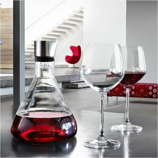 szürke asztalon két borospohár és design üveg bor dekantáló modern szürke-vörös lakás háttérrel, exkluzív ajándékok férfiaknak