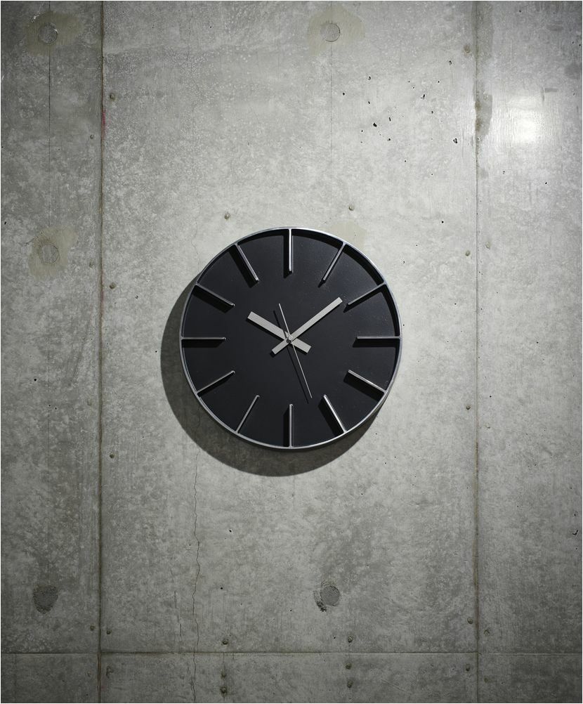 évfordulós ajándék férfinak: minimalista design fekete Seiko fali óra