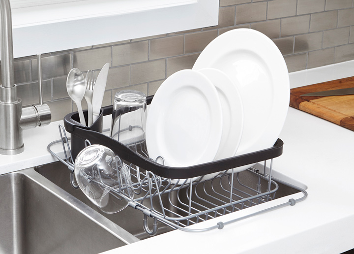 Umbra Sinking multifunkciós edénycsepegtető, mely a mosogatómedence fölött van elhelyezve