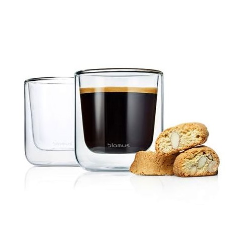 elegáns lekerekített formatervezésű dupla falú üveg thermo pohár kávéval, mellette mandulás aprósütemény