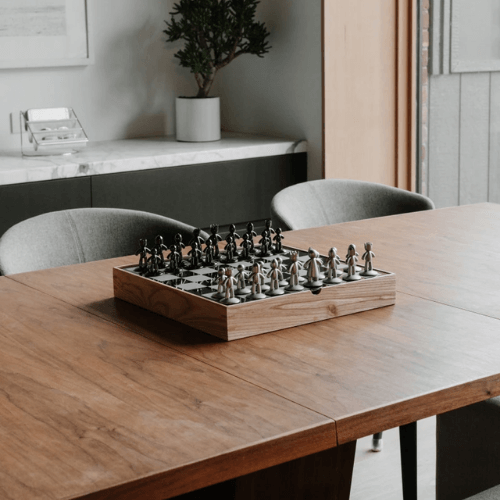 egyedi formatervezésű design lakberendezési kiegészítő cink és kőrisfa modern üveg sakktábla emberke formájú bábukkal