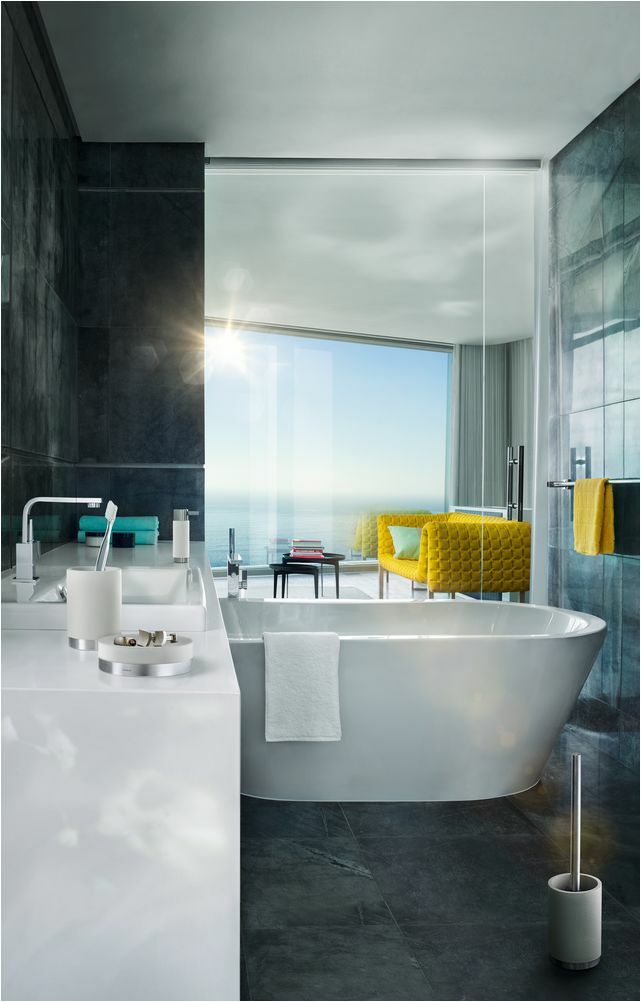 napfényes modern design fürdőszoba stílusos fehér kiegészítőkkel