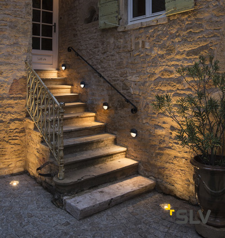Kültéri lépcsővilágító lámpa elhelyezése kő lépcsőnél, kő homlokzatburkolaton.