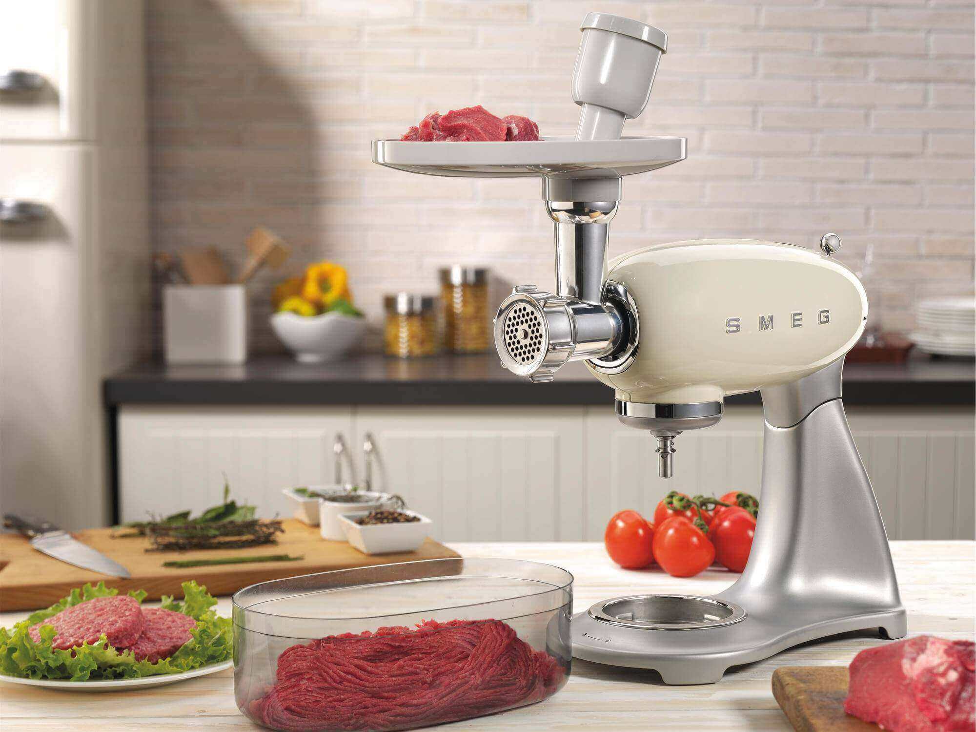 krémfehér és ezüst színű retro stílusú design konyhai robotgép húsdaráló tartozékkal